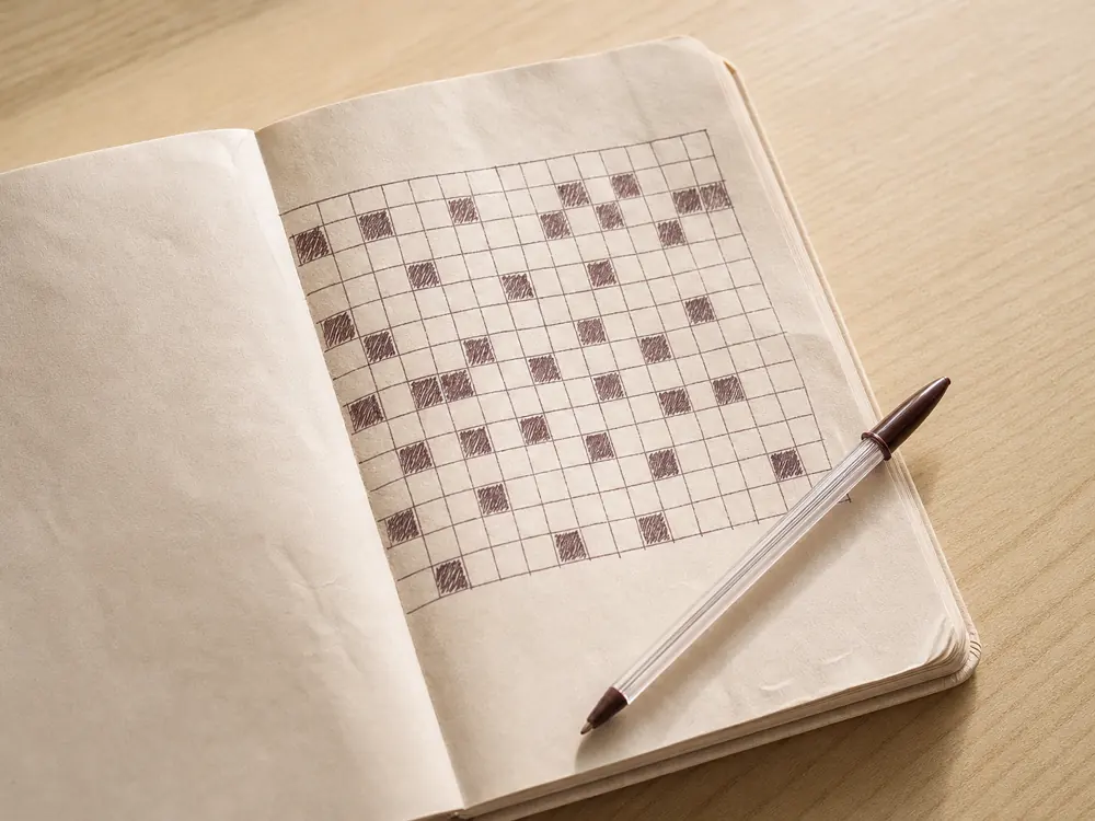 caderno aberto com dias marcados a caneta e a caneta apoiada sobre a página